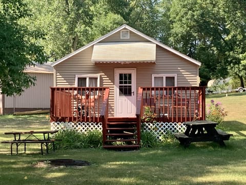 Rustic cabin: lakeside facing deck, fire pit, charcoal grill & picnic tables
