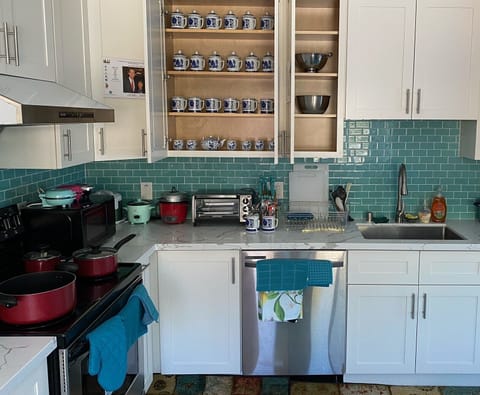 Kitchen essentials: 18 coffee mugs with lids and pancake and waffle maker etc