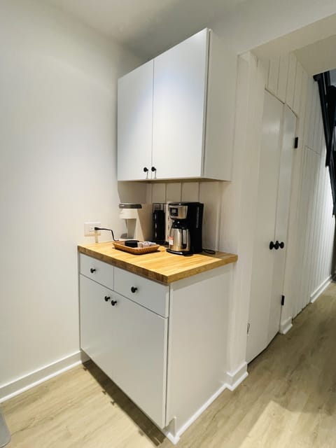 Full kitchen with wine-cooler and coffee machine