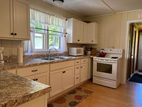 Large updated open kitchen (1)