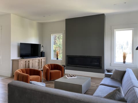 4kings Lodge is a High-End, Modern House - Walking Distance to the Village!