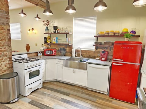 Kitchen with Retro Appliances, DW, Washer/dryer