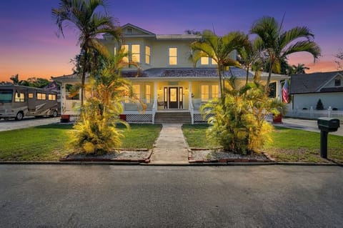 By day it's beautiful. By night it's unforgettable. Illuminated against the evening sky, Hayes House offers timeless historic charm with the warmth and comfort of a luxury vacation retreat.