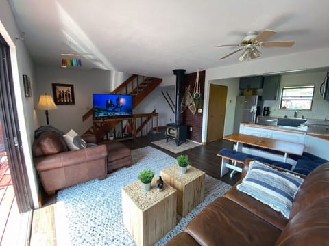 Living room, with smart TV. 