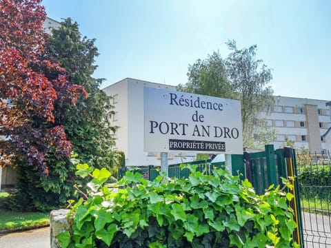 Plant, Sky, Property, Plant Community, Vegetation, Tree, Building, Public Space, Woody Plant, Landscape