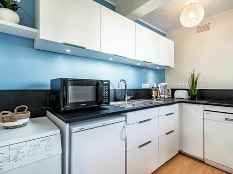 Cabinetry, Countertop, Property, White, Kitchen Appliance, Building, Kitchen Stove, Kitchen, Home Appliance, Wood