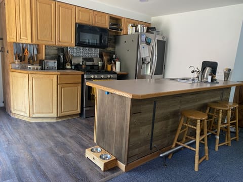 Kitchen, 4 stools to expand seating along island