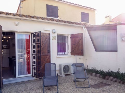 Furniture, Garden, Outdoor Furniture, Backyard, Lawn, Outdoor Table, Shade, Chair, Yard, Landscaping