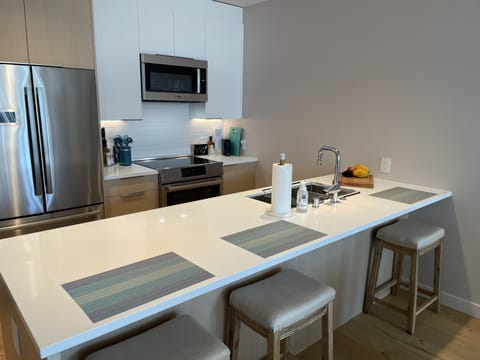 Kitchen, 3 barstools