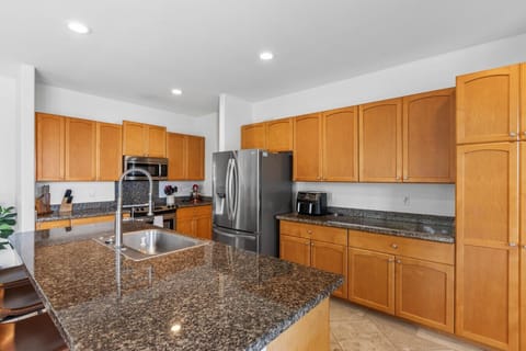 Full kitchen with lots of counter space