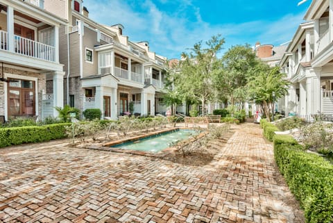 Le Jardin Courtyard