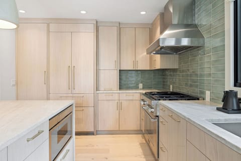 1.04-telluride-seven-summits-kitchen2