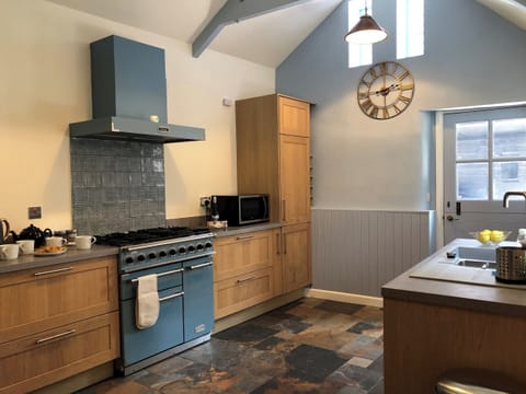 Cottage kitchen | Church View Cottage and Barn, Hatherleigh, near Okehampton