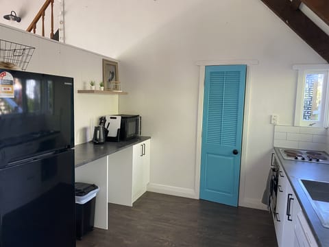 Main kitchen and now has washing/dryer too