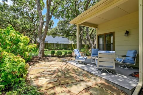 Relaxing private backyard oasis in Austin with shaded patio seating