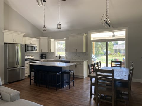 Lots of seating at table and island