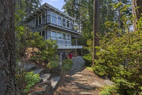 Treasure Island Retreat, facing the water