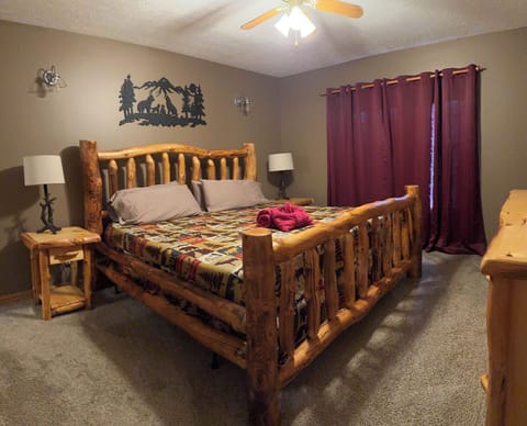 King bedroom with ensuite bathroom