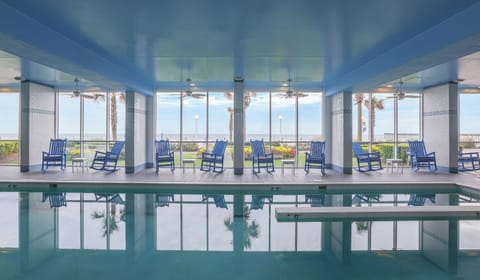 Huge swimming pool, there’s enough room for the whole party!