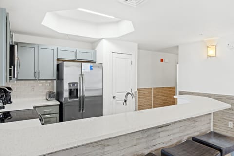 Kitchen with Breakfast Bar