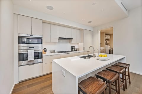 Fully Equipped Kitchen with Stainless Steel Appliances - Fully Equipped Kitchen with Stainless Steel Appliances