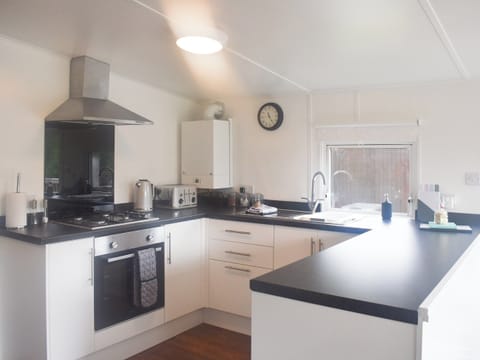 Kitchen | Daffodil Lodge - Caer Beris Lodges, Builth Wells