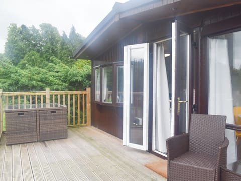 Decking | Daffodil Lodge - Caer Beris Lodges, Builth Wells