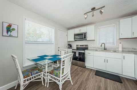 15-web-or-mls-Unit20120Dining20Area201