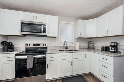 20-web-or-mls-Unit20120Kitchen202