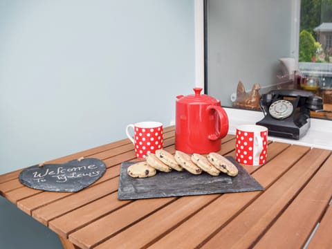 Sitting-out-area | Ty Lewis Cottage, Pwll near Llanelli