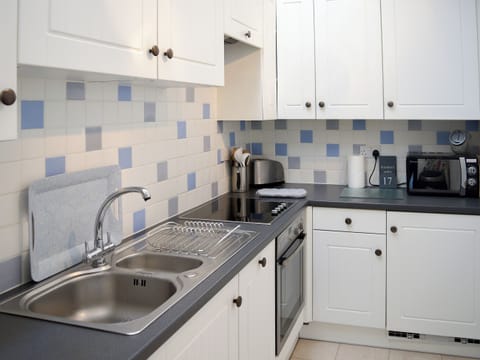 Well-appointed kitchen | Stonehanger 1, Salcombe
