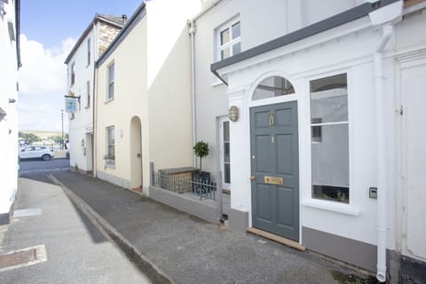Entrance to property close to harbourside - 1 Quayside