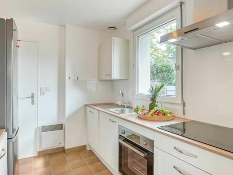 Cabinetry, Countertop, Kitchen Sink, Sink, Property, Building, Window, Tap, Kitchen, Wood