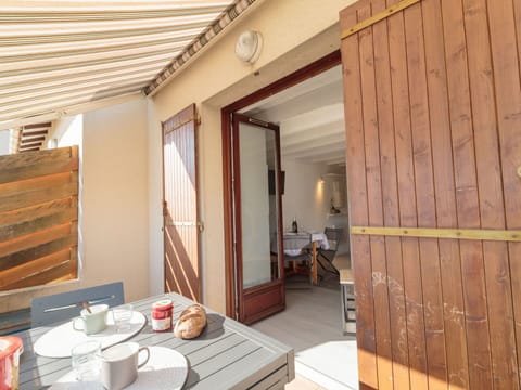 Building, Tableware, Wood, Door, Table, Interior Design, Flooring, Floor, Dishware, Shade