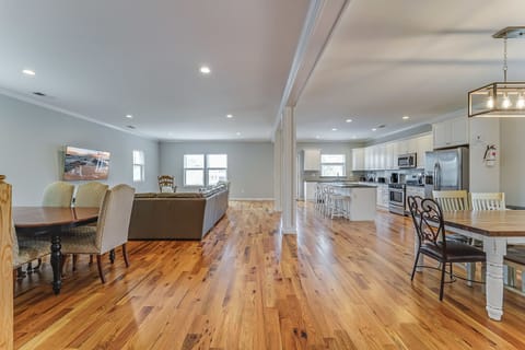 Large living space with 2 dining tables, and vaulted ceilings