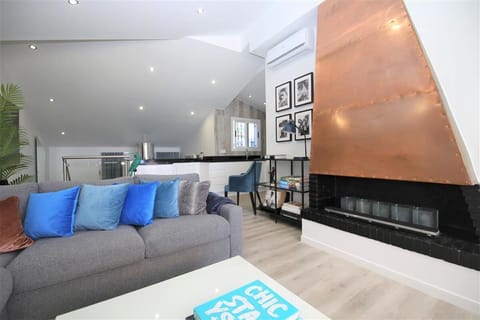 View from the sofa to the modern lounge area