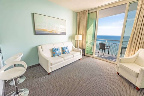 Living Room with Stunning Views☀️