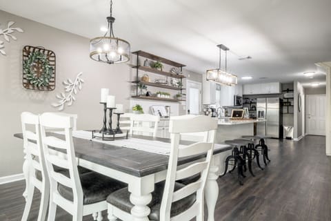 Dining table (6) + bar seating (4)