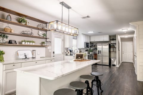 Kitchen + island bar seating (4)