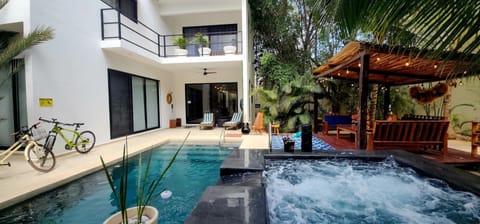Luxury outdoors, Pool, Hot Tub tub for 10, picnic area, bluetooth sound system.