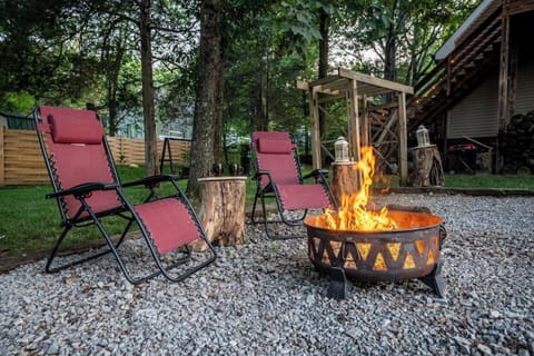 Fire pit for those cool nights chillin by the fire! Wood is supplied and free.