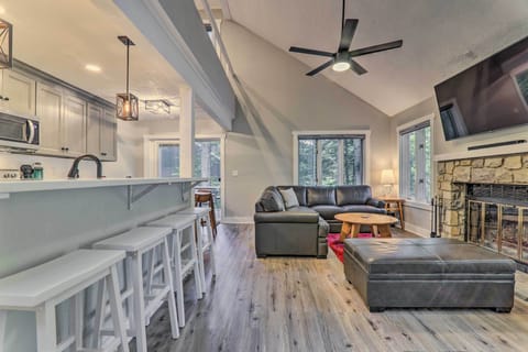 Living Room | Electric Heat | Smart TV w/ Cable