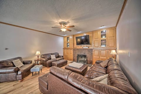 Ogallala Vacation Rental | 6BR | 3BA | 2,600 Sq Ft | 5 Stairs to Access Home