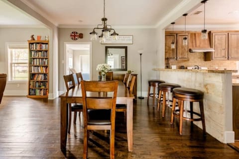 Dinning room for 6 people + 3 bar stools available to enjoy a nice Texas dinner!
