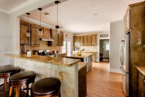 Dinning room for 6 people + 3 bar stools available to enjoy a nice Texas dinner!