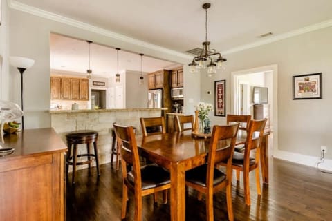 Dinning room for 6 people + 3 bar stools available to enjoy a nice Texas dinner!