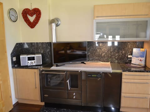 Cabinetry, Countertop, Property, Kitchen Stove, Kitchen Appliance, Kitchen, Gas Stove, Wood, Stove, Home Appliance