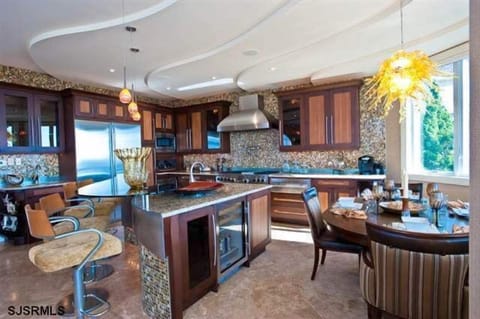 Kitchen & Dining Area