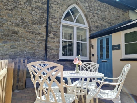 2 Chapel Mews, a cosy secluded cottage just 200m walk from the beach.