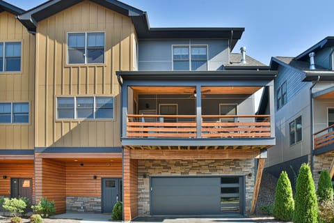 Welcome to Getaway! Flat surface entry from driveway or garage.